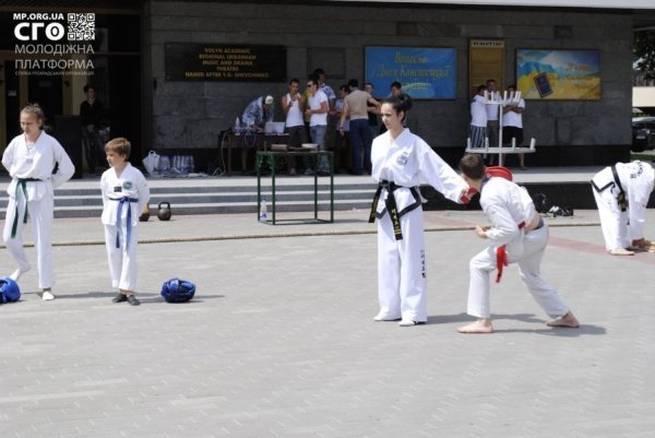 На День молоді в центрі Луцька билися, танцювали та змагалися. ФОТО